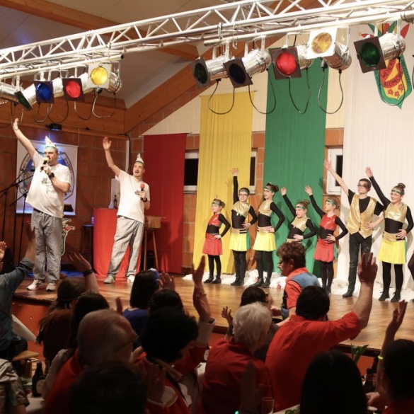  "Feurige Kostümsitzung der 'Weyerer Blömche': Begeisternde Highlights und mitreißende Performances in der Bürgerhalle"