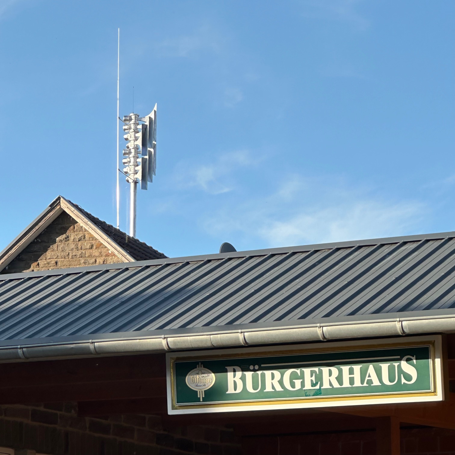 Neue Sirenen auf dem Dach des Bürgerhauses in Weyer