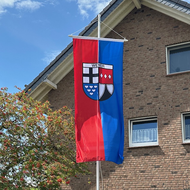Fahnen schmücken das Dorf: Ein Zeichen der Verbundenheit zur Kirmeszeit