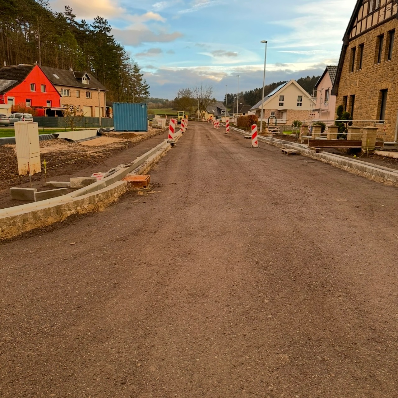 Straßensperrung Richtung Zingsheim: Erste Asphaltschicht wird aufgebracht