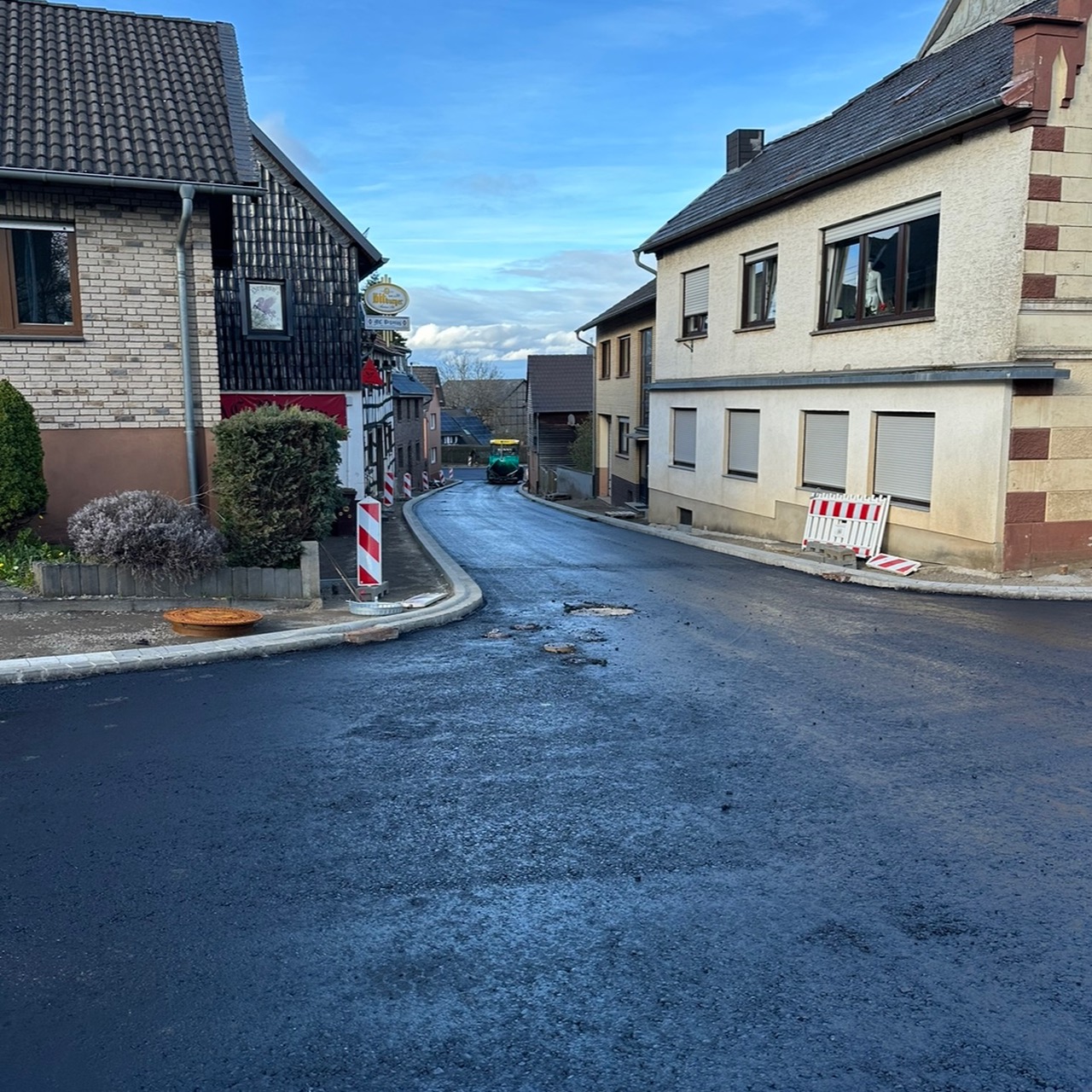 Hauptstraße: Asphaltarbeiten im Gange