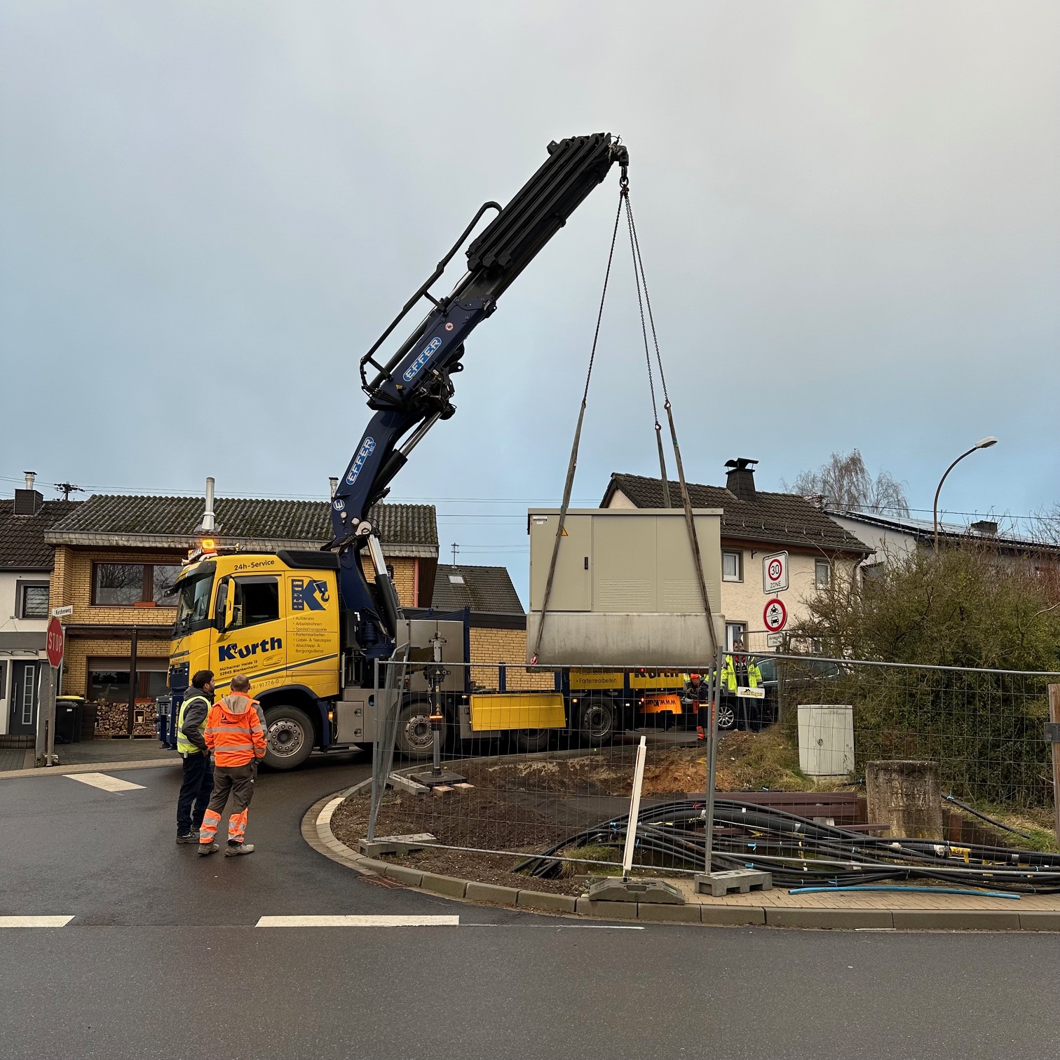 Neue Trafostation am Kirchenweg aufgestellt