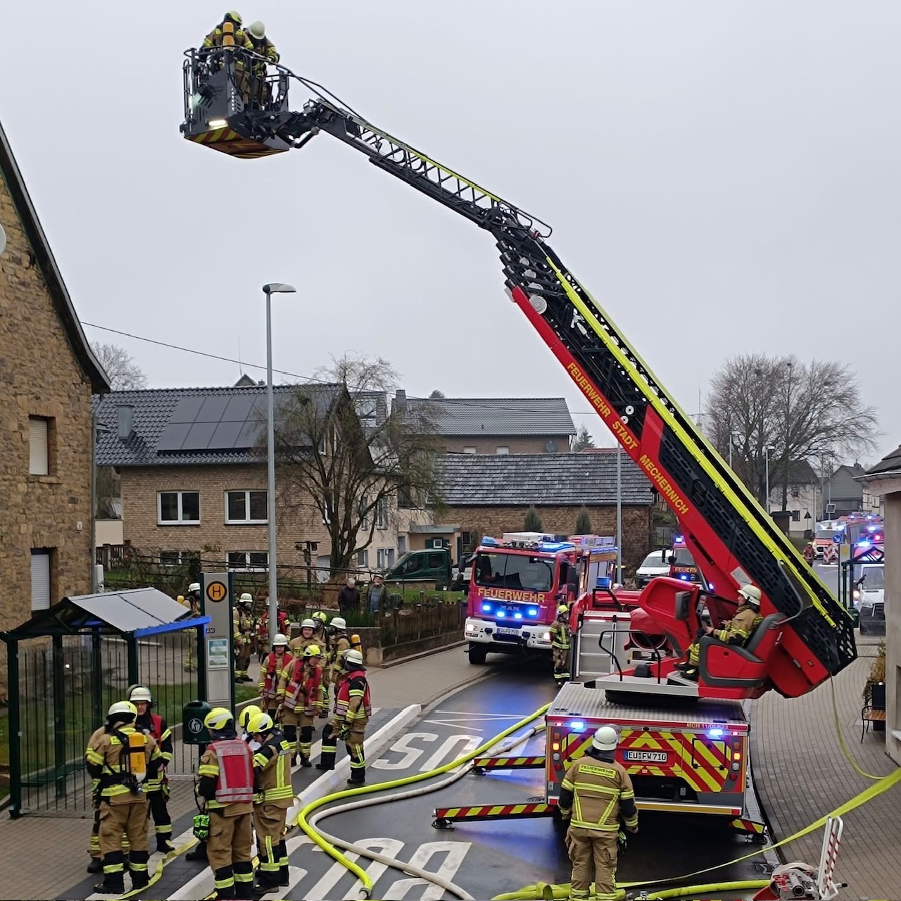 Gemeinsamer Feuerwehreinsatz verhindert größeren Dachstuhlbrand in Weyer