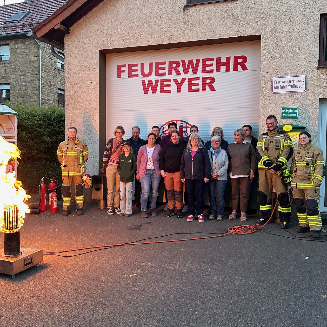 Frauenpower am Feuerlöscher