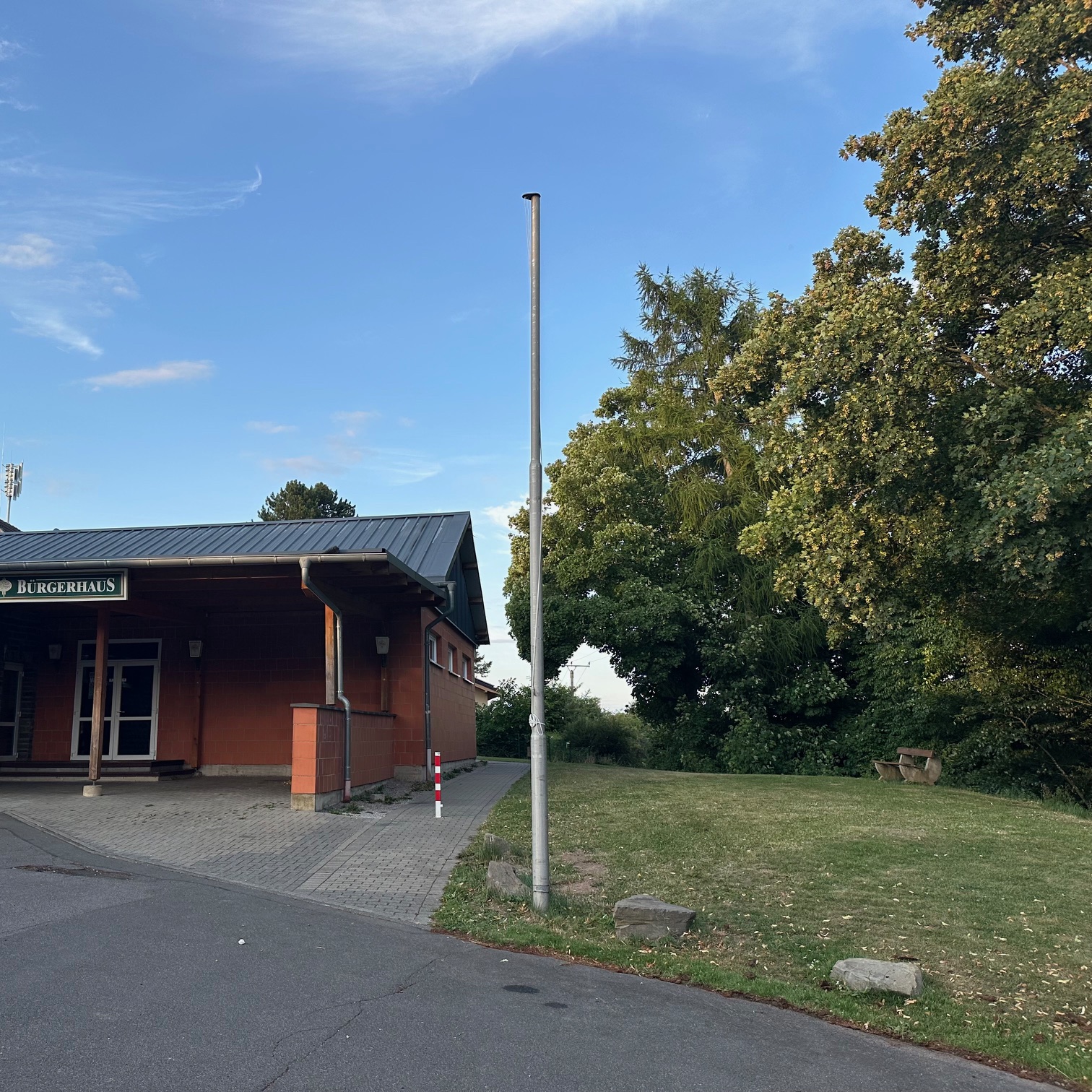 Außenanlage der Bürgerhalle Weyer auf Hochglanz gebracht