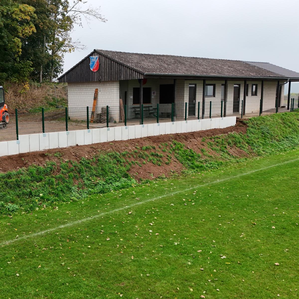 Auch auf dem Sportplatz wird gebaggert