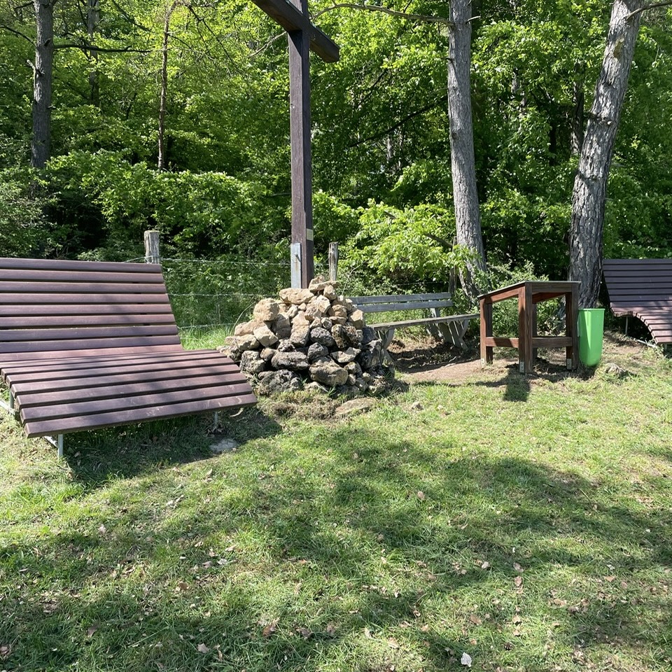 Rastplätze und Bänke