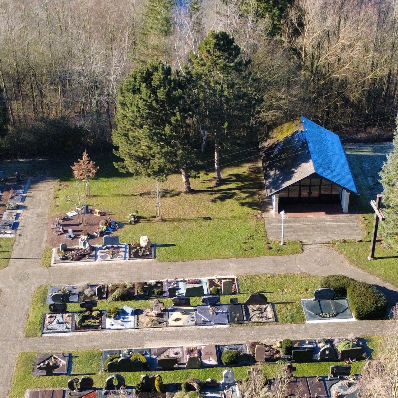 Leichenhalle und Friedhof