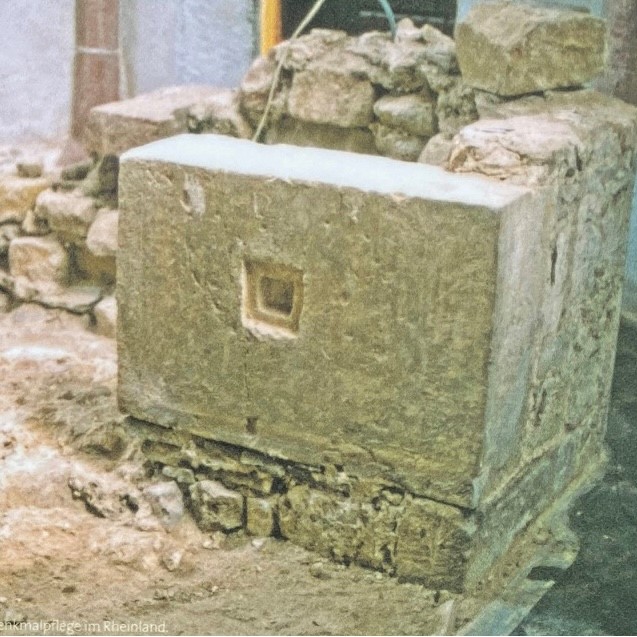 Der Matronenstein aus der St. Cyriakus Kirche 