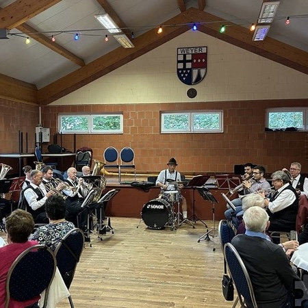 Musik und Essen im Ü-65 Club