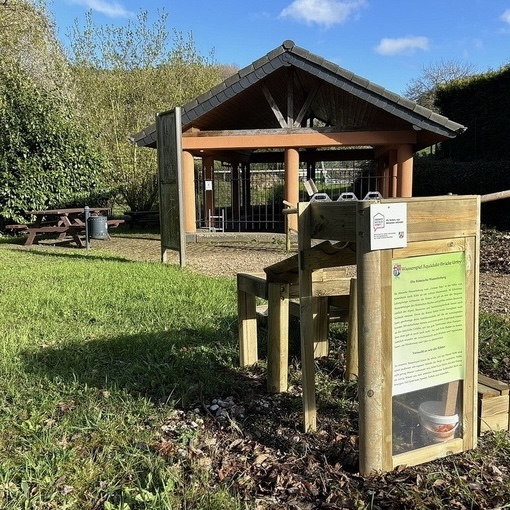 Wasserspiel und Picknickbänke 